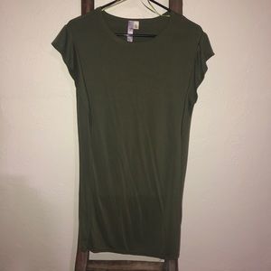 Francesca’s green ruffle sleeves dress
